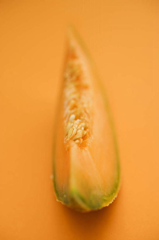 无人,竖图,俯视,室内,特写,白天,餐桌,桌子,水果,一块,切开,橙色背景,阴影,朦胧,模糊,新鲜,反射,影子,哈密瓜,生食,食品,果实,甜瓜,食物,切,橙色,摄影,有机食品,绿色食品,影棚,餐台,网纹瓜,甘瓜,剖面,切面,彩图,高角度拍摄,影棚拍摄,拍摄