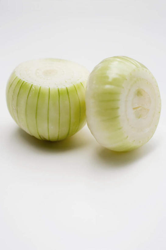 无人,竖图,俯视,室内,特写,白天,白色背景,餐桌,桌子,蔬菜,洋葱,切开,阴影,朦胧,模糊,新鲜,反射,影子,调味,香料,佐料,食品,食物,切,摄影,有机食品,绿色食品,影棚,餐台,配料,玉葱,剖面,切面,作料,圆葱,洋葱头,球葱,葱头,彩图,高角度拍摄,影棚拍摄,拍摄