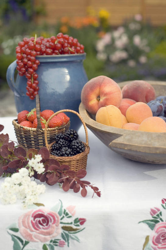 无人,交叉,竖图,室外,特写,白天,正面,草地,草坪,植物,餐桌,桌子,竹子,浆果,蓝莓,桃子,杏,水果,一堆,许多,堆叠,堆积,竹制,朦胧,模糊,新鲜,编织,木制,布料,罐子,篮子,陶瓷,灯笼果,生食,食品,果实,陶瓷制品,很多,布纹,桌布,草,树,树木,食物,绿色,自然,餐巾,木制品,瓶子,容器,竹篮,台布,碗,有机食品,绿色食品,生长,成长,餐台,储藏,竹条,堆,交织,竹制品,储存,红醋栗,杏果,肺果,穿插,杏子,山都柿,蓝浆果,蓝靛果,醋栗,餐桌布,彩图,贮存