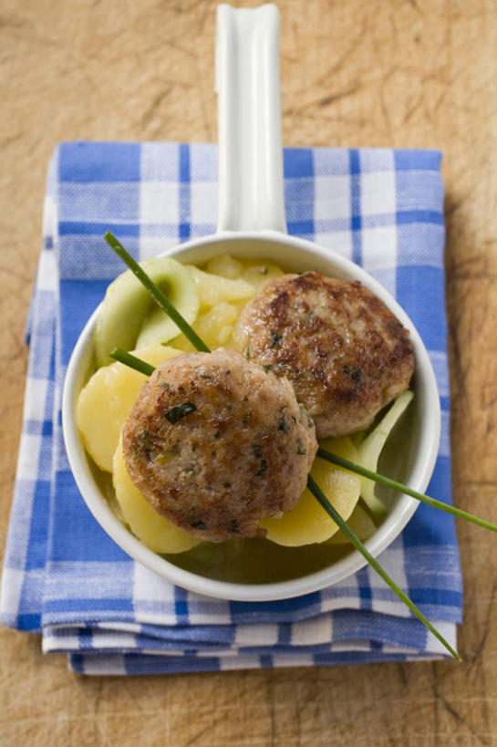 无人,竖图,俯视,室内,特写,白天,烹饪,西餐,餐桌,桌子,蔬菜,土豆,阴影,新鲜,反射,布料,方格,格子,影子,陶瓷,葱,青葱,肉,料理,食品,陶瓷制品,布纹,菜肴,美食,肉类,桌布,食物,一个,蓝色,餐巾,容器,台布,碗,西式,佳肴,有机食品,绿色食品,单个,餐台,储藏,储存,肉食,馍馍蛋,洋芋,山药蛋,马铃薯,彩图,高角度拍摄,贮存