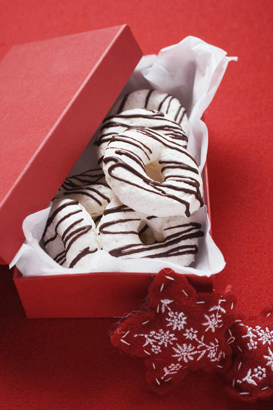 点心,无人,竖图,俯视,室内,特写,白天,餐桌,桌子,礼盒,礼物,圣诞节,一堆,许多,阴影,堆叠,堆积,红色背景,节日,庆祝,装饰,反射,影子,纸盒,星星,食品,甜点,文化,盒子,食物,糕点,红色,包装盒,容器,礼品盒,饼干,甜食,零食,庆典,星形,摄影,礼品,影棚,餐台,纪念,储藏,堆,华丽,修饰,点缀,储存,五角形,衬托,美观,雅致,雅观,装饰饼干,五角星,彩图,高角度拍摄,影棚拍摄,拍摄,贮存