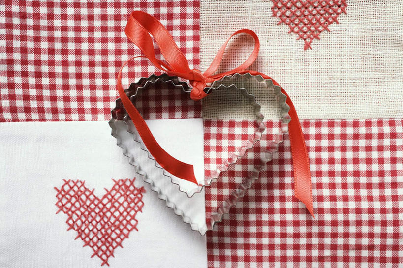 无人,横图,俯视,室内,特写,白天,爱情,餐桌,桌子,阴影,爱心,装饰,反射,布料,丝绸,丝带,影子,缎带,浪漫,布纹,绸带,桌布,红色,餐巾,台布,温暖,温馨,心形,恩爱,摄影,影棚,餐台,华丽,修饰,点缀,和睦,衬托,美观,雅致,雅观,心型,彩图,高角度拍摄,影棚拍摄,拍摄,融洽