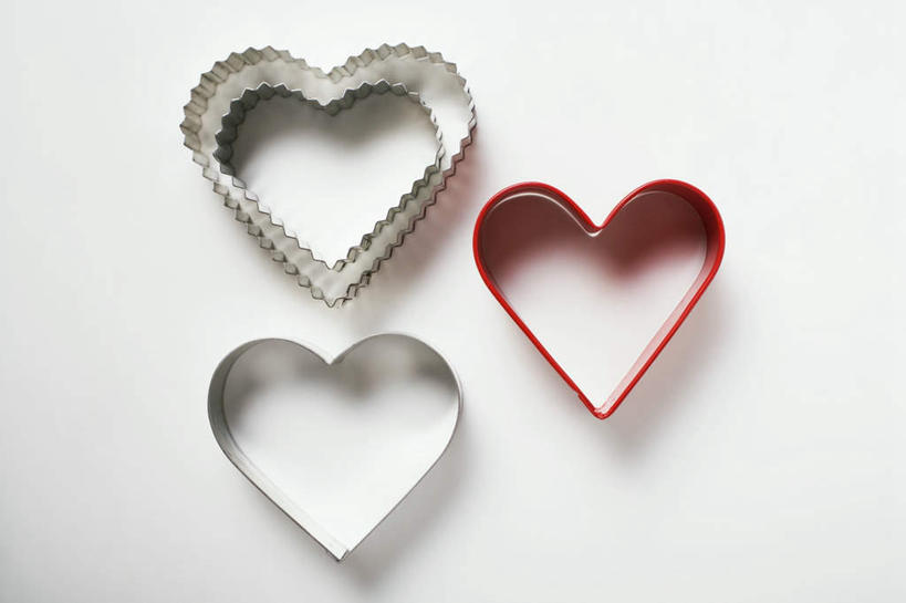 无人,横图,俯视,室内,特写,白天,白色背景,爱情,餐桌,桌子,金属制品,阴影,爱心,反射,金属,影子,浪漫,温暖,温馨,心形,恩爱,摄影,影棚,餐台,模具,和睦,心型,彩图,高角度拍摄,影棚拍摄,拍摄,融洽