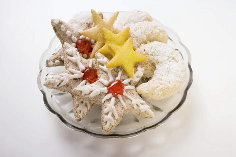 点心,无人,横图,俯视,室内,特写,白天,白色背景,餐桌,桌子,樱桃,水果,圣诞节,阴影,节日,庆祝,新鲜,装饰,反射,影子,星星,生食,食品,甜点,果实,文化,食物,糕点,饼干,甜食,零食,庆典,星形,摄影,有机食品,绿色食品,影棚,餐台,纪念,华丽,修饰,点缀,五角形,衬托,美观,雅致,雅观,装饰饼干,樱珠,莺桃,英桃,楔桃,牛桃,荆桃,五角星,彩图,高角度拍摄,影棚拍摄,拍摄