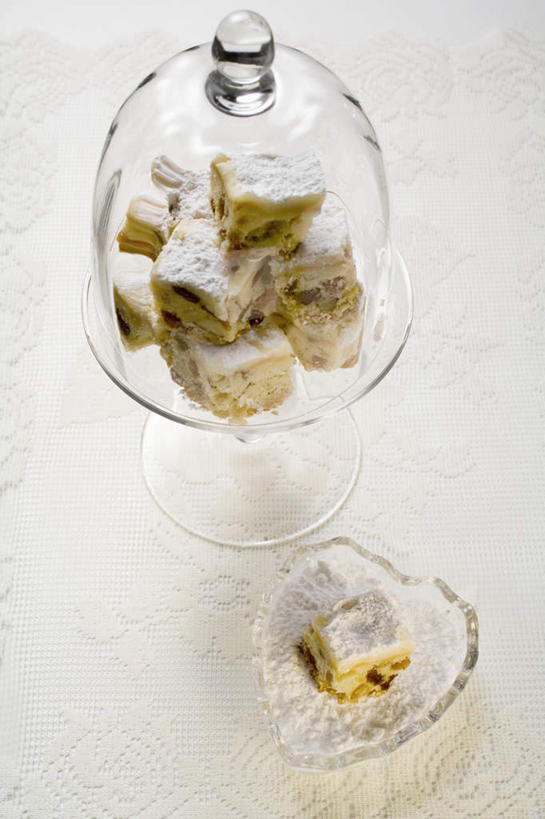 点心,无人,竖图,俯视,室内,特写,白天,白色背景,下午茶,餐桌,桌子,餐具,一堆,许多,阴影,堆叠,堆积,透明,反射,碟子,盖子,盘,影子,食品,食物,糕点,盘子,碟,摄影,影棚,餐台,堆,通明,彩图,高角度拍摄,影棚拍摄,拍摄,蛋糕