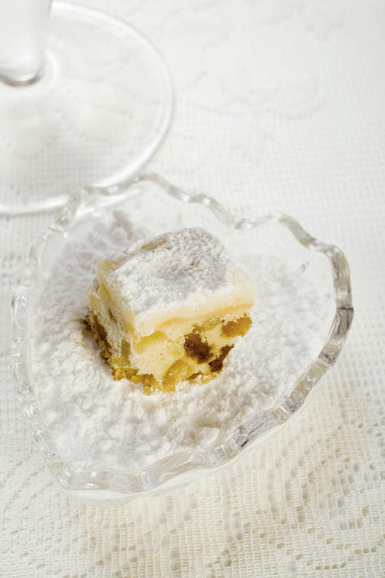 点心,无人,竖图,俯视,室内,特写,白天,白色背景,下午茶,餐桌,桌子,餐具,一根,一块,阴影,透明,反射,碟子,盘,影子,调料,食品,糖,调味品,调味料,食物,糕点,盘子,碟,摄影,影棚,餐台,通明,彩图,高角度拍摄,影棚拍摄,拍摄,蛋糕