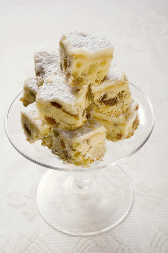 点心,无人,竖图,俯视,室内,特写,白天,白色背景,下午茶,餐桌,桌子,餐具,一堆,许多,阴影,堆叠,堆积,透明,反射,碟子,盘,影子,食品,食物,糕点,一个,盘子,碟,摄影,影棚,单个,餐台,堆,通明,彩图,高角度拍摄,影棚拍摄,拍摄,蛋糕