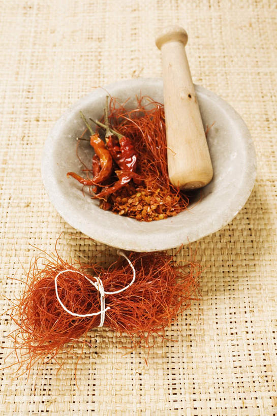 无人,竖图,俯视,室内,特写,白天,快乐,桌面,桌子,辣椒,蔬菜,一堆,阴影,堆叠,堆积,新鲜,反射,木制,粉末,影子,调味,香料,佐料,食品,藏红花,食物,红色,木制品,绳子,粉,器皿,有机食品,绿色食品,堆,保护,绳索,辣椒粉,番红花,配料,研磨,臼杵,辣角,红海椒,大椒,辣虎,广椒,研杵,西红花,研钵,作料,粉状,臼,辣子,红辣椒,海椒,番椒,彩图,高角度拍摄