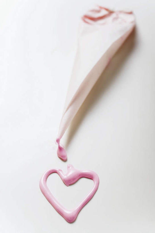 点心,无人,竖图,俯视,室内,特写,白天,白色背景,爱情,桌面,桌子,袋子,制作,阴影,爱心,装饰,反射,木制,裱花袋,影子,食品,甜点,甜品,浪漫,加工,塑料袋,食物,糕点,木制品,甜食,奶油,温暖,温馨,心形,恩爱,摄影,影棚,和睦,乳制品,裱花枪,裱花,激凌,克林姆,淇淋,心型,彩图,高角度拍摄,影棚拍摄,拍摄,融洽