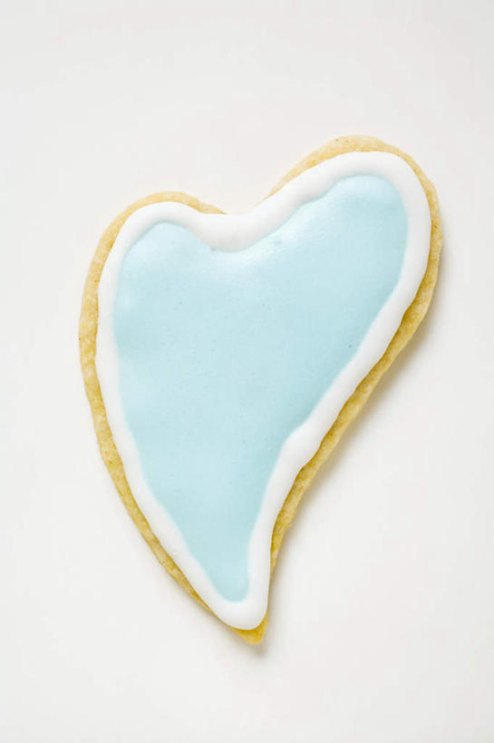 点心,无人,竖图,俯视,室内,特写,白天,白色背景,爱情,桌面,桌子,阴影,爱心,反射,木制,影子,调料,食品,糖,甜点,调味品,浪漫,调味料,食物,糕点,一个,蓝色,木制品,饼干,甜食,零食,温暖,温馨,心形,恩爱,摄影,影棚,单个,和睦,装饰饼干,心型,彩图,高角度拍摄,影棚拍摄,拍摄,融洽