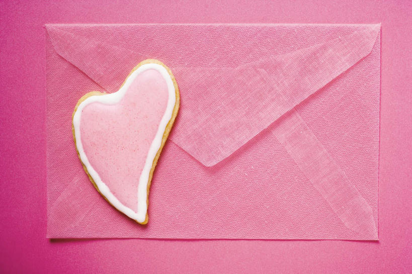 点心,无人,横图,俯视,室内,特写,白天,爱情,桌面,桌子,阴影,粉色背景,爱心,反射,木制,影子,调料,食品,糖,甜点,调味品,浪漫,调味料,食物,糕点,一个,粉色,木制品,饼干,甜食,零食,温暖,温馨,心形,恩爱,摄影,影棚,单个,信件,和睦,装饰饼干,函件,心型,彩图,高角度拍摄,影棚拍摄,拍摄,融洽