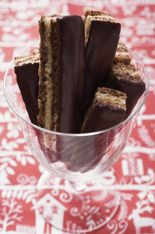 点心,无人,竖图,俯视,室内,特写,白天,桌面,桌子,杯子,圣诞节,阴影,节日,庆祝,反射,木制,布料,影子,食品,糖,糖果,甜点,甜品,布纹,文化,玻璃制品,桌布,食物,一个,餐巾,木制品,水杯,台布,饼干,甜食,零食,巧克力,庆典,单个,纪念,朱古力,黑巧克力,玻璃杯,彩图,高角度拍摄