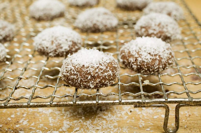 点心,无人,横图,俯视,室内,特写,白天,桌面,桌子,杏仁,椰子,水果,一排,阴影,新鲜,整齐,并列,并排,反射,木制,影子,生食,食品,果实,架子,食物,排列,木制品,饼干,零食,有机食品,绿色食品,队列,平行,大椰,胥余,椰瓢,越王头,杏子,杏梅仁,杏核仁,木落子,苦杏仁,彩图,高角度拍摄