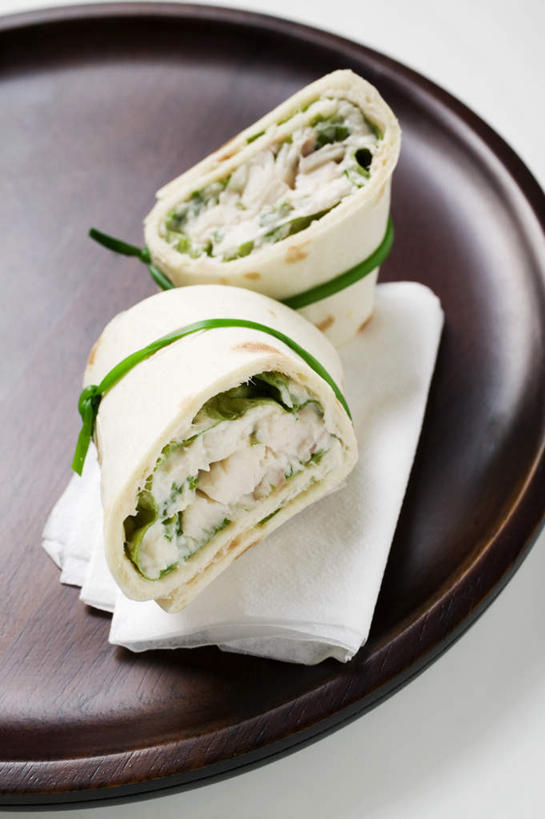 点心,面包,无人,竖图,俯视,室内,特写,白天,白色背景,桌面,桌子,蔬菜,餐具,纺织品,阴影,新鲜,反射,木制,包裹,布,碟子,盘,影子,葱,青葱,肉,食品,面点,织物,肉类,食物,糕点,一个,盘子,木制品,碟,摄影,有机食品,绿色食品,影棚,单个,布匹,肉食,卡其布,彩图,高角度拍摄,影棚拍摄,拍摄