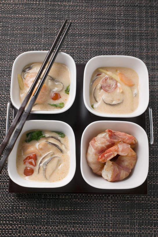 海鲜,无人,竖图,俯视,室内,特写,白天,烹饪,中餐,筷子,桌面,桌子,餐具,一排,阴影,整齐,并列,并排,反射,木制,影子,陶瓷,调料,酱料,酱汁,肉,虾,佐料,料理,食品,陶瓷制品,调味品,调味料,文化,传统,水产,猪肉,酱,菜肴,美食,肉类,海洋生物,食物,排列,木制品,容器,碗,中式,摄影,佳肴,影棚,储藏,礼节,储存,队列,水生动物,海产品,礼仪,平行,水生物,肉食,海底动物,豚肉,进餐用具,彩图,高角度拍摄,影棚拍摄,拍摄,贮存