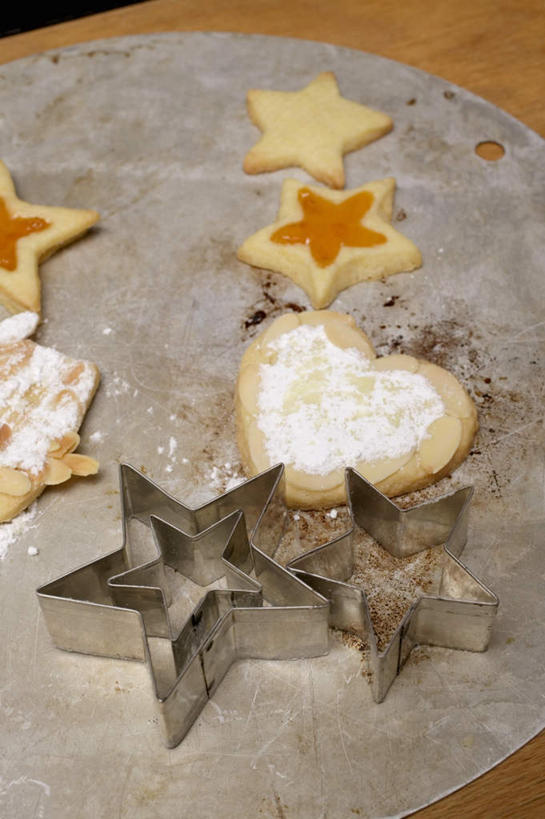 点心,无人,竖图,俯视,室内,特写,白天,爱情,桌面,桌子,金属制品,圣诞节,阴影,节日,爱心,庆祝,反射,金属,木制,影子,星星,食品,甜点,浪漫,文化,食物,糕点,模型,木制品,饼干,甜食,零食,庆典,温暖,温馨,心形,星形,恩爱,纪念,和睦,五角形,装饰饼干,模子,心型,五角星,彩图,高角度拍摄,融洽