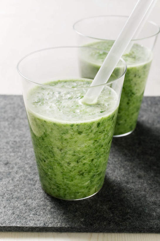 果汁,无人,竖图,俯视,室内,特写,白天,白色背景,植物,桌面,桌子,杯子,阴影,反射,木制,影子,塑料,草药,药草,饮品,中药,玻璃制品,饮料,两个,木制品,水杯,塑料制品,吸管,摄影,影棚,空心,可口,药材,中草药,中药材,本草,饮管,适口,玻璃杯,彩图,高角度拍摄,影棚拍摄,拍摄,圆柱状