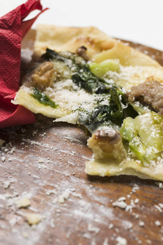 奶酪,无人,竖图,俯视,室内,特写,白天,白色背景,烹饪,西餐,桌面,桌子,橄榄,蔬菜,水果,纺织品,阴影,新鲜,反射,木制,布,影子,肉,干酪,起司,料理,食品,披萨,匹萨,案板,织物,芝士,营养,甜菜,菜肴,美食,肉类,砧板,食物,一个,木制品,快餐,乳酪,西式,摄影,佳肴,有机食品,绿色食品,影棚,单个,布匹,乳制品,比萨,发酵,肉食,西式快餐,垃圾食品,牛皮菜,意大利薄饼,厚皮菜,菾菜,厚合菜,莙达菜,莙荙菜,根达菜,恭菜,观达菜,卡其布,青果,白榄,彩图,高角度拍摄,影棚拍摄,拍摄