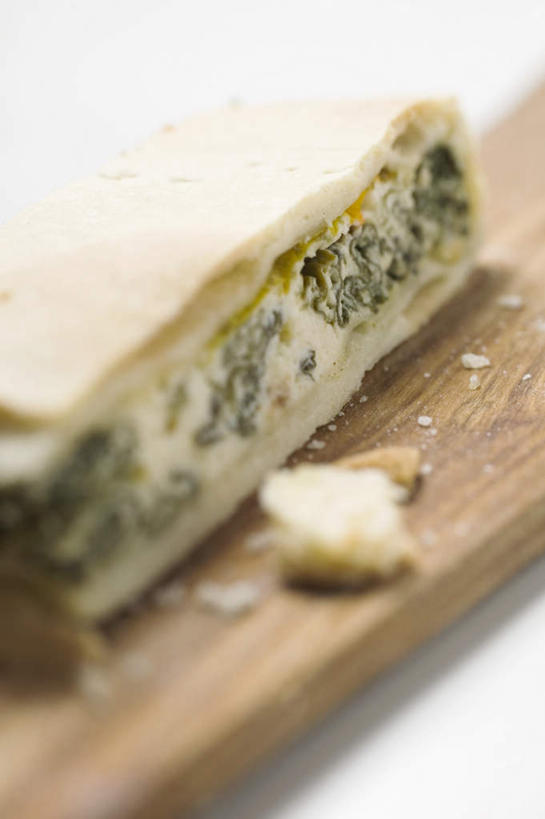 点心,奶酪,无人,竖图,俯视,室内,特写,白天,白色背景,桌面,桌子,菠菜,蔬菜,阴影,朦胧,模糊,新鲜,反射,木制,影子,干酪,起司,食品,甜点,甜品,案板,芝士,营养,砧板,食物,糕点,一个,木制品,甜食,乳酪,摄影,有机食品,绿色食品,影棚,单个,乳制品,发酵,鹦鹉菜,鼠根菜,角菜,红嘴绿鹦哥,赤根菜,菠薐菜,波斯草,彩图,高角度拍摄,影棚拍摄,拍摄