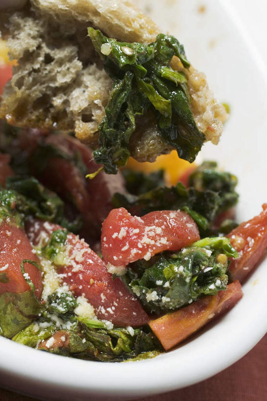 无人,竖图,俯视,室内,特写,白天,烹饪,西餐,桌面,桌子,萝卜,胡萝卜,蔬菜,西红柿,餐具,阴影,朦胧,模糊,新鲜,反射,木制,叉子,影子,陶瓷,料理,食品,陶瓷制品,甜菜,菜肴,美食,食物,一个,木制品,容器,碗,西式,佳肴,有机食品,绿色食品,单个,储藏,储存,餐叉,牛皮菜,厚皮菜,菾菜,厚合菜,莙达菜,莙荙菜,根达菜,恭菜,观达菜,进餐用具,红萝卜,甘荀,番茄,彩图,高角度拍摄,贮存