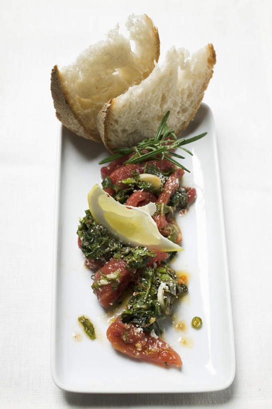 点心,面包,无人,竖图,俯视,室内,特写,白天,白色背景,烹饪,西餐,桌面,桌子,蔬菜,西红柿,餐具,阴影,新鲜,反射,木制,碟子,盘,影子,料理,食品,面点,甜菜,菜肴,美食,食物,糕点,一个,盘子,木制品,碟,西式,摄影,佳肴,有机食品,绿色食品,影棚,单个,白面包,牛皮菜,厚皮菜,菾菜,厚合菜,莙达菜,莙荙菜,根达菜,恭菜,观达菜,番茄,彩图,高角度拍摄,影棚拍摄,拍摄