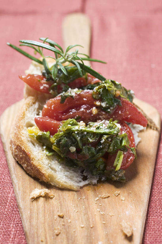 点心,面包,无人,竖图,俯视,室内,特写,白天,桌面,桌子,蔬菜,西红柿,叶子,阴影,新鲜,反射,木制,影子,食品,面点,绿叶,案板,甜菜,砧板,食物,糕点,木制品,嫩叶,摄影,有机食品,绿色食品,影棚,迷迭香,白面包,牛皮菜,厚皮菜,海洋之露,菾菜,厚合菜,莙达菜,莙荙菜,根达菜,恭菜,观达菜,叶,叶片,番茄,彩图,高角度拍摄,影棚拍摄,拍摄