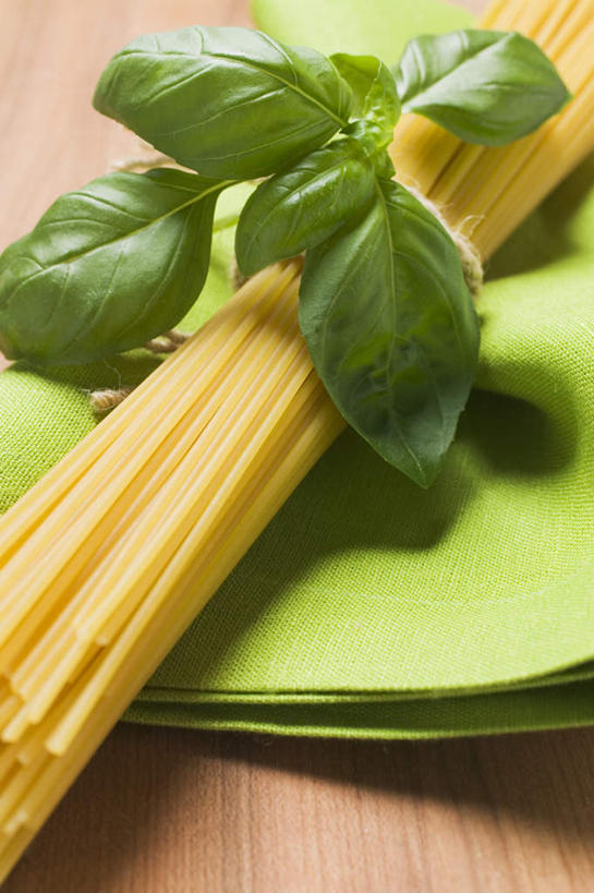 面食,面条,意大利面,无人,竖图,俯视,室内,特写,白天,西餐,植物,桌面,桌子,叶子,纺织品,阴影,反射,木制,布,影子,面,香料,料理,食品,绿叶,草药,织物,中药,食物,木制品,香草,嫩叶,西式,布匹,罗勒,紫苏,药材,中草药,九层塔,圣约瑟夫草,甜罗勒,兰香,中药材,本草,卡其布,叶,叶片,彩图,高角度拍摄