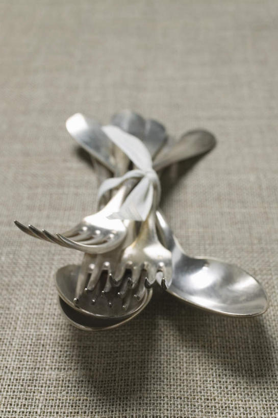 无人,竖图,俯视,室内,特写,白天,桌面,桌子,静物,餐具,金属制品,阴影,灰色背景,反射,金属,木制,叉子,刀叉,刀子,影子,勺子,木制品,调羹,汤匙,摄影,影棚,餐刀,餐叉,进餐用具,彩图,高角度拍摄,影棚拍摄,拍摄