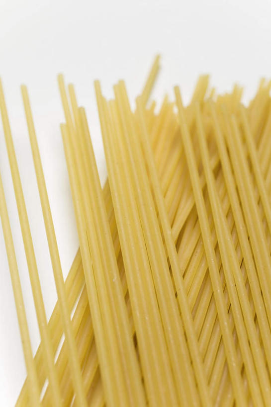 面食,面条,意大利面,无人,竖图,俯视,室内,特写,白天,白色背景,西餐,桌面,桌子,许多,阴影,反射,木制,影子,面,料理,食品,很多,食物,黄色,木制品,西式,摄影,影棚,彩图,高角度拍摄,影棚拍摄,拍摄