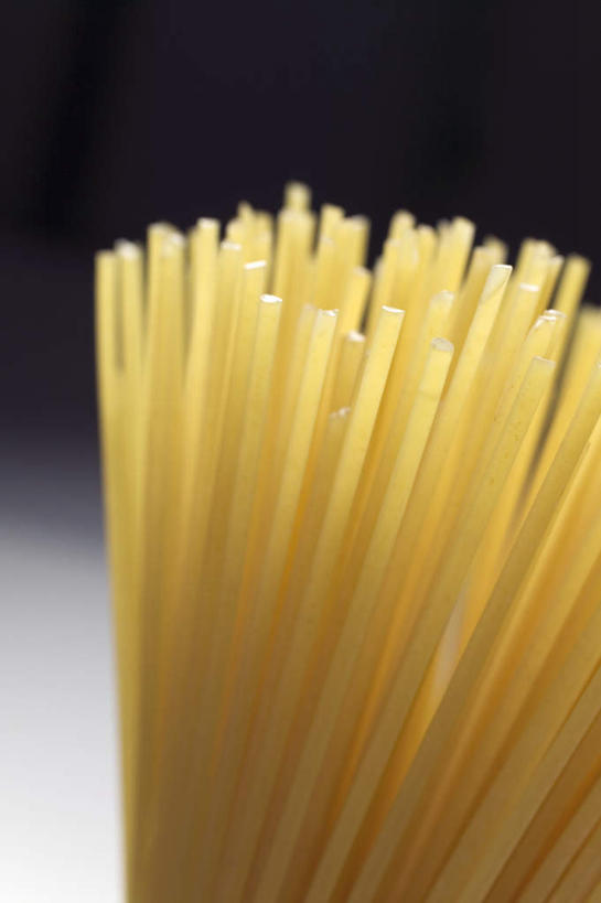 面食,面条,意大利面,无人,竖图,俯视,室内,特写,白天,西餐,桌面,桌子,许多,阴影,黑色背景,反射,木制,影子,面,料理,食品,很多,食物,黄色,木制品,西式,摄影,影棚,彩图,高角度拍摄,影棚拍摄,拍摄