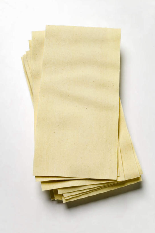 面食,面条,意大利面,无人,竖图,俯视,室内,特写,白天,白色背景,西餐,桌面,桌子,一堆,许多,阴影,堆叠,堆积,反射,木制,影子,面,料理,食品,很多,食物,黄色,木制品,西式,摄影,影棚,堆,彩图,高角度拍摄,影棚拍摄,拍摄