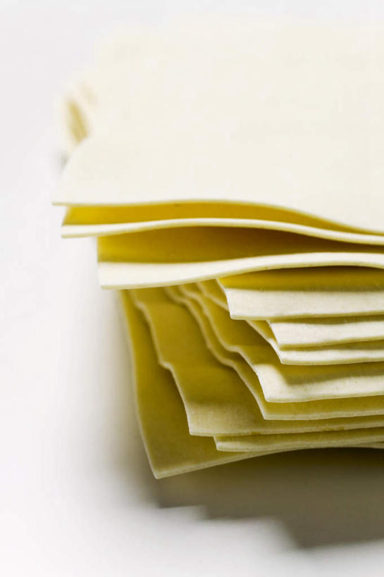 面食,面条,意大利面,无人,竖图,俯视,室内,特写,白天,白色背景,西餐,桌面,桌子,一堆,许多,阴影,堆叠,堆积,反射,木制,影子,面,料理,食品,很多,食物,黄色,木制品,西式,摄影,影棚,堆,彩图,高角度拍摄,影棚拍摄,拍摄