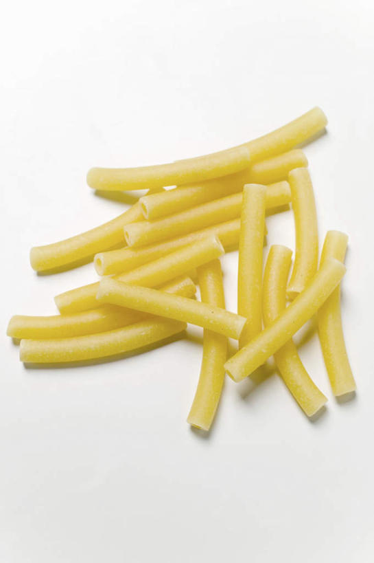 面食,通心粉,无人,竖图,俯视,室内,特写,白天,白色背景,西餐,桌面,桌子,阴影,反射,木制,影子,面,通心面,料理,食品,食物,黄色,木制品,西式,摄影,影棚,彩图,高角度拍摄,影棚拍摄,拍摄