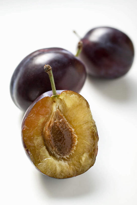 无人,竖图,俯视,室内,特写,白天,白色背景,桌面,桌子,梨,水果,切开,阴影,新鲜,反射,木制,影子,生食,食品,果实,食物,三个,木制品,切,香梨,摄影,有机食品,绿色食品,影棚,剖面,切面,西洋梨,巴梨,葫芦梨,茄梨,秋洋梨,阳梨,洋梨,生梨,彩图,高角度拍摄,影棚拍摄,拍摄