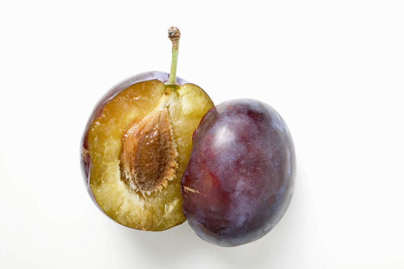 无人,横图,俯视,室内,特写,白天,白色背景,桌面,桌子,梨,水果,切开,阴影,新鲜,反射,木制,影子,生食,食品,果实,食物,两个,木制品,切,香梨,摄影,有机食品,绿色食品,影棚,剖面,切面,西洋梨,巴梨,葫芦梨,茄梨,秋洋梨,阳梨,洋梨,生梨,彩图,高角度拍摄,影棚拍摄,拍摄