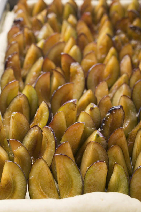 点心,无人,竖图,俯视,室内,特写,白天,下午茶,桌面,桌子,李子,水果,一排,阴影,新鲜,整齐,并列,并排,反射,木制,影子,生食,食品,果实,食物,糕点,排列,一个,木制品,有机食品,绿色食品,单个,队列,平行,红李,鸡血李,杏李,彩图,高角度拍摄,蛋糕