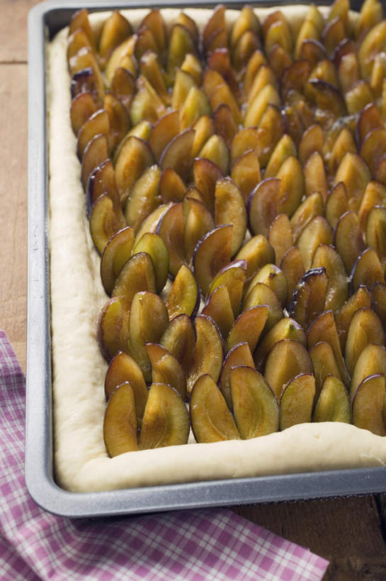 点心,无人,竖图,俯视,室内,特写,白天,下午茶,桌面,桌子,李子,餐具,水果,纺织品,一排,阴影,新鲜,整齐,并列,并排,反射,木制,布,碟子,盘,影子,生食,食品,果实,织物,食物,糕点,排列,一个,盘子,木制品,碟,有机食品,绿色食品,单个,布匹,队列,平行,红李,鸡血李,杏李,卡其布,彩图,高角度拍摄,蛋糕