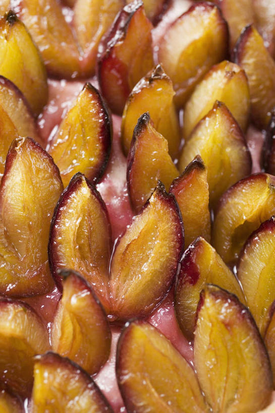 点心,无人,竖图,俯视,室内,特写,白天,下午茶,桌面,桌子,李子,水果,一排,阴影,新鲜,整齐,并列,并排,反射,木制,影子,生食,食品,果实,食物,糕点,排列,一个,木制品,有机食品,绿色食品,单个,队列,平行,红李,鸡血李,杏李,彩图,高角度拍摄,蛋糕