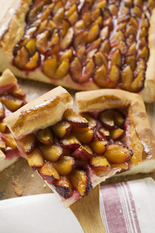 点心,无人,竖图,俯视,室内,特写,白天,下午茶,桌面,桌子,李子,水果,纺织品,一排,阴影,新鲜,整齐,并列,并排,反射,木制,布,影子,生食,食品,果实,织物,食物,糕点,排列,一个,木制品,有机食品,绿色食品,单个,布匹,队列,平行,红李,鸡血李,杏李,卡其布,彩图,高角度拍摄,蛋糕