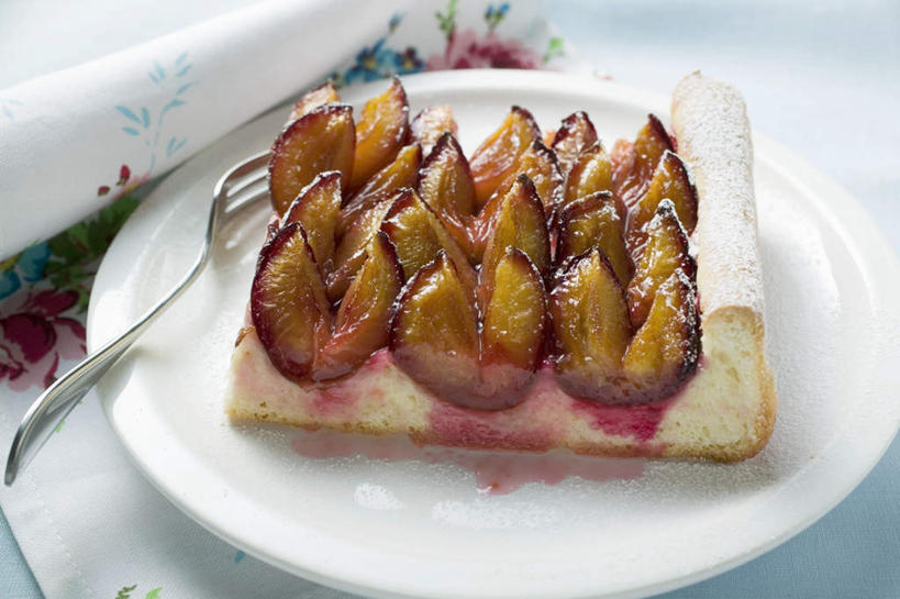 点心,无人,横图,俯视,室内,特写,白天,下午茶,桌面,桌子,李子,餐具,水果,纺织品,一排,阴影,新鲜,整齐,并列,并排,反射,木制,布,叉子,碟子,盘,影子,生食,食品,果实,织物,食物,糕点,排列,一个,盘子,木制品,碟,有机食品,绿色食品,单个,布匹,队列,平行,餐叉,红李,鸡血李,杏李,卡其布,进餐用具,彩图,高角度拍摄,蛋糕