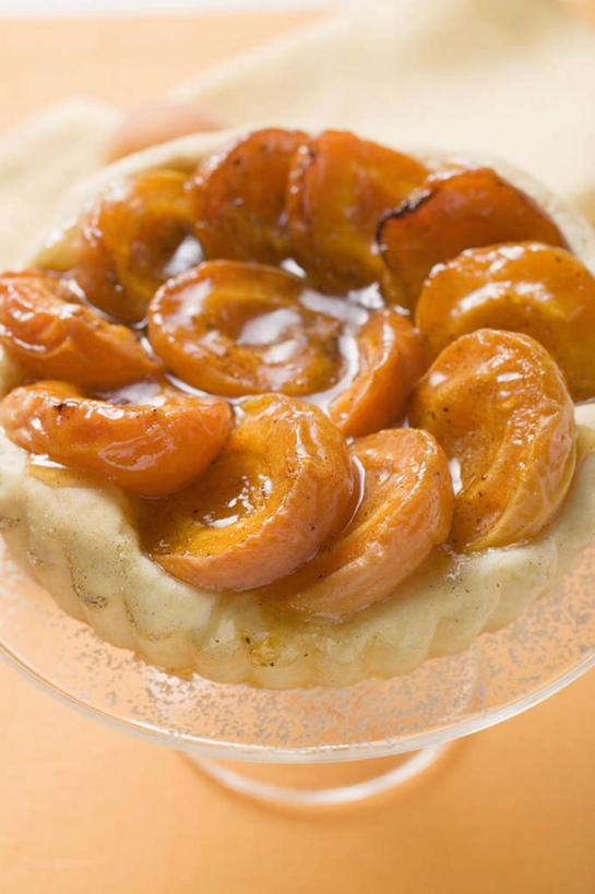 点心,无人,竖图,俯视,室内,特写,白天,下午茶,桌面,桌子,杏,餐具,水果,阴影,新鲜,反射,木制,碟子,盘,影子,生食,食品,果实,蛋挞,食物,糕点,一个,盘子,木制品,碟,摄影,有机食品,绿色食品,影棚,单个,杏果,蛋塔,杏子,彩图,高角度拍摄,影棚拍摄,拍摄