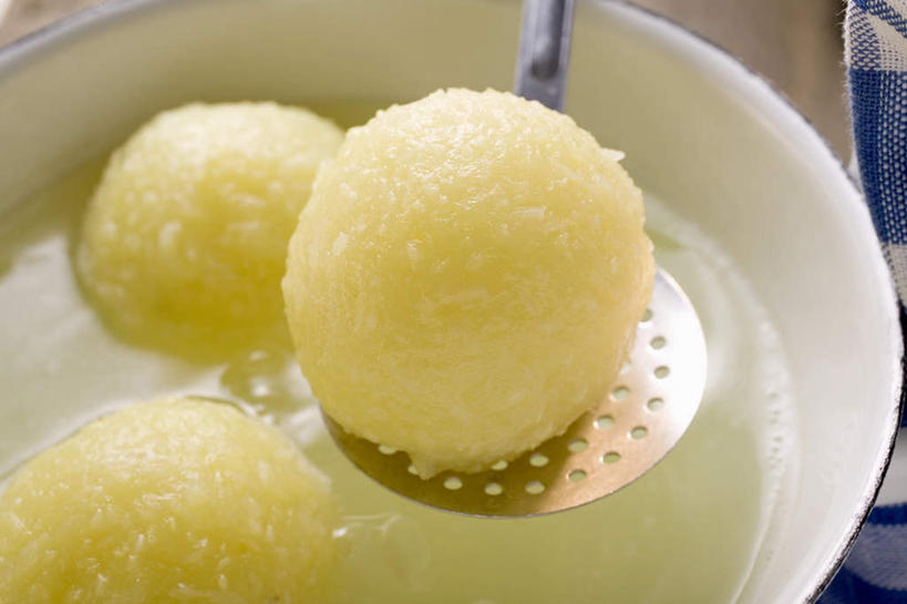 点心,汤团,无人,横图,俯视,室内,特写,白天,桌面,桌子,阴影,反射,木制,粉末,影子,勺子,陶瓷,面粉,料理,食品,陶瓷制品,粮食,美食,食物,糕点,三个,一个,木制品,容器,调羹,汤匙,碗,中式,粉,单个,储藏,农产品,储存,汤圆,原材料,元宵,粉状,彩图,高角度拍摄,贮存