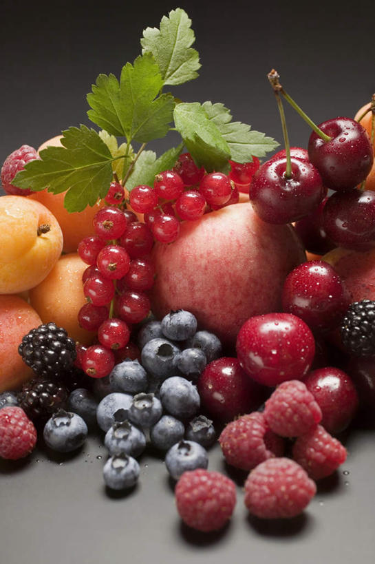 无人,竖图,俯视,室内,特写,白天,桌面,桌子,苹果,柑橘,浆果,蓝莓,桃子,樱桃,水果,叶子,一堆,许多,阴影,堆叠,堆积,黑色背景,新鲜,反射,木制,影子,灯笼果,桑葚,生食,食品,果实,绿叶,很多,食物,木制品,覆盆子,嫩叶,摄影,有机食品,绿色食品,影棚,堆,红醋栗,肺果,叶,叶片,樱珠,莺桃,英桃,楔桃,山都柿,牛桃,蓝浆果,蓝靛果,橘子,桔子,荆桃,醋栗,橙子,橙,彩图,高角度拍摄,影棚拍摄,拍摄