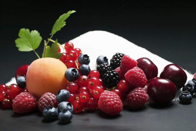 无人,横图,俯视,室内,特写,白天,桌面,桌子,苹果,柑橘,浆果,蓝莓,桃子,樱桃,水果,叶子,一堆,许多,阴影,堆叠,堆积,黑色背景,新鲜,反射,木制,影子,灯笼果,桑葚,调料,生食,食品,糖,果实,绿叶,调味品,很多,调味料,食物,木制品,覆盆子,嫩叶,摄影,有机食品,绿色食品,影棚,堆,红醋栗,肺果,叶,叶片,樱珠,莺桃,英桃,楔桃,山都柿,牛桃,蓝浆果,蓝靛果,橘子,桔子,荆桃,醋栗,橙子,橙,彩图,高角度拍摄,影棚拍摄,拍摄