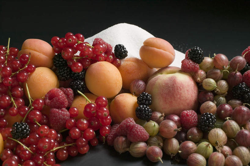 无人,横图,俯视,室内,特写,白天,桌面,桌子,苹果,柑橘,浆果,蓝莓,桃子,樱桃,水果,叶子,一堆,许多,阴影,堆叠,堆积,黑色背景,新鲜,反射,木制,影子,灯笼果,桑葚,调料,生食,食品,糖,果实,绿叶,调味品,很多,调味料,食物,木制品,覆盆子,嫩叶,摄影,有机食品,绿色食品,影棚,堆,红醋栗,肺果,叶,叶片,樱珠,莺桃,英桃,楔桃,山都柿,牛桃,蓝浆果,蓝靛果,橘子,桔子,荆桃,醋栗,橙子,橙,彩图,高角度拍摄,影棚拍摄,拍摄