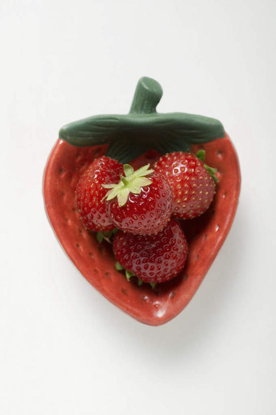 无人,竖图,俯视,室内,特写,白天,白色背景,桌面,桌子,草莓,浆果,水果,阴影,新鲜,反射,木制,影子,陶瓷,生食,食品,果实,陶瓷制品,食物,一个,木制品,容器,碗,摄影,有机食品,绿色食品,影棚,单个,储藏,储存,洋莓,水果皇后,红莓,地莓,彩图,高角度拍摄,影棚拍摄,拍摄,贮存