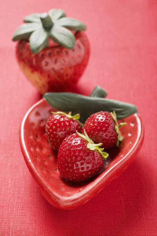 无人,竖图,俯视,室内,特写,白天,桌面,桌子,草莓,浆果,水果,阴影,红色背景,新鲜,反射,木制,影子,陶瓷,生食,食品,果实,陶瓷制品,食物,一个,木制品,容器,碗,摄影,有机食品,绿色食品,影棚,单个,储藏,储存,洋莓,水果皇后,红莓,地莓,彩图,高角度拍摄,影棚拍摄,拍摄,贮存