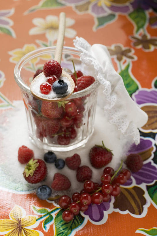 无人,竖图,俯视,室内,特写,白天,桌面,桌子,浆果,蓝莓,水果,玻璃,一堆,阴影,堆叠,堆积,新鲜,反射,木制,布料,影子,勺子,灯笼果,桑葚,调料,生食,食品,糖,果实,调味品,调味料,布纹,玻璃制品,桌布,食物,一个,玻璃瓶,餐巾,木制品,瓶子,调羹,台布,汤匙,覆盆子,有机食品,绿色食品,单个,堆,红醋栗,广口瓶,山都柿,蓝浆果,蓝靛果,醋栗,彩图,高角度拍摄