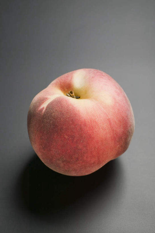 无人,竖图,俯视,室内,特写,白天,桌面,桌子,桃子,水果,阴影,黑色背景,新鲜,反射,木制,影子,生食,食品,果实,食物,一个,粉色,木制品,摄影,有机食品,绿色食品,影棚,单个,肺果,彩图,高角度拍摄,影棚拍摄,拍摄