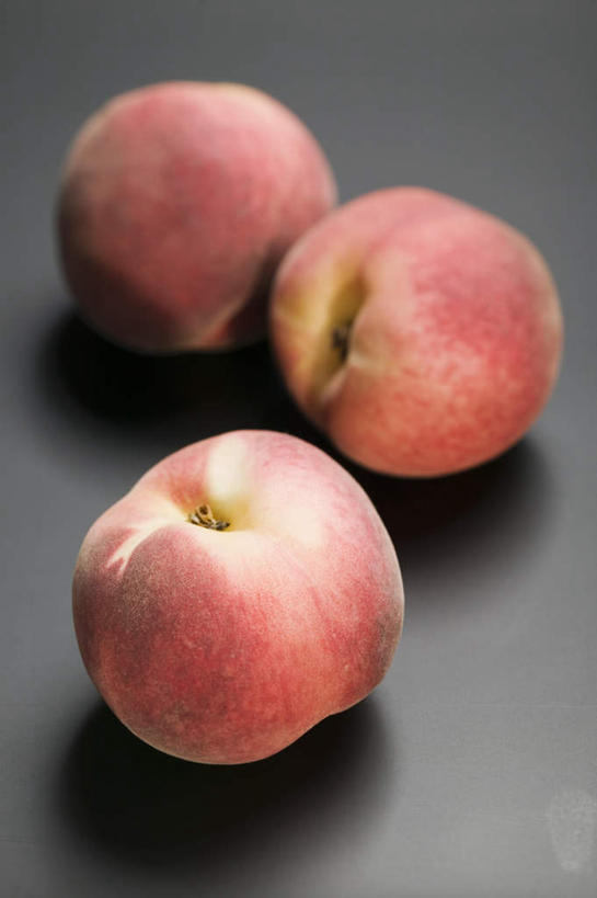 无人,竖图,俯视,室内,特写,白天,桌面,桌子,桃子,水果,阴影,黑色背景,新鲜,反射,木制,影子,生食,食品,果实,食物,三个,粉色,木制品,摄影,有机食品,绿色食品,影棚,肺果,彩图,高角度拍摄,影棚拍摄,拍摄